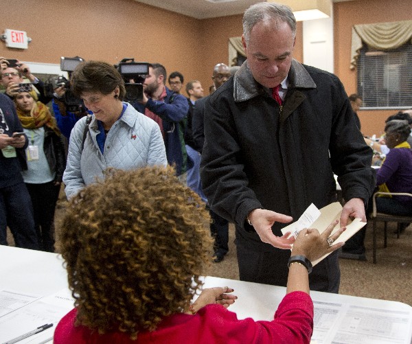 Tim Kaine, candidato demócrata a la vicepresidencia recibe boletas para votar. (Foto Prensa Libre: AP)