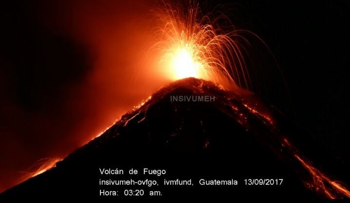 El Volcán de Fuego se encuentra en una nueva etapa eruptiva este miércoles. (Foto Prensa Libre: Insivumeh)