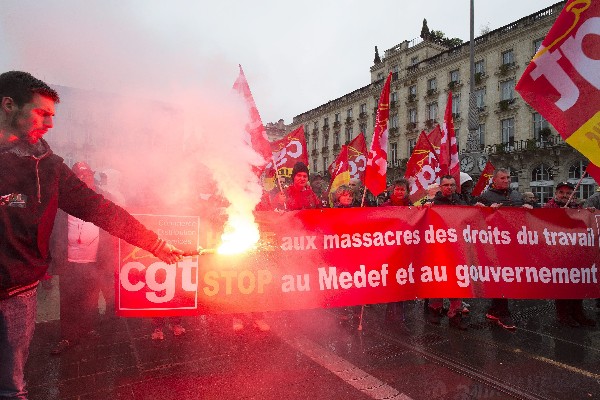 Sindicalistas encienden bengalas durante la protesta en Burdeos.(EFE).
