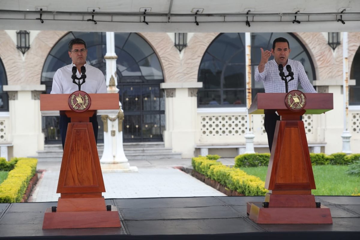 De derecha a izquierda: el presidente de Honduras, Juan Orlando Hernández y el presidente de Guatemala, Jimmy Morales. (Foto Prensa Libre: Erick Ávila)