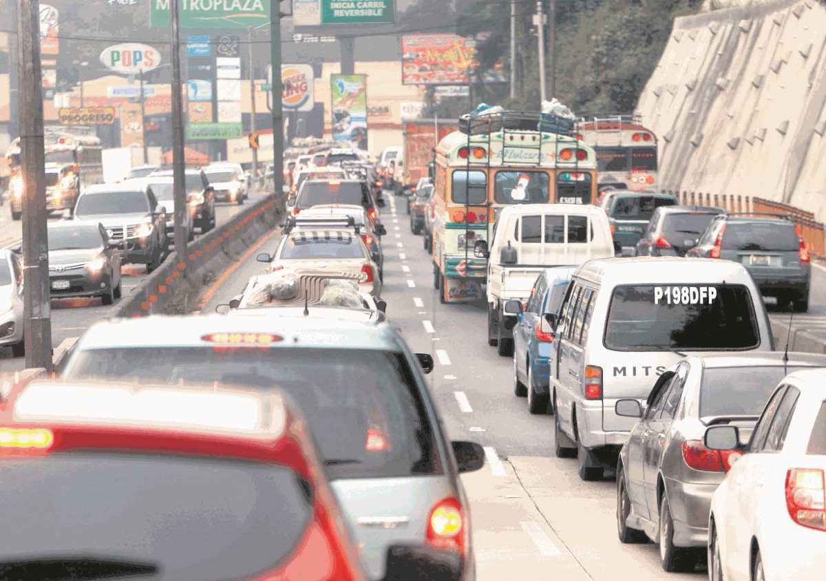 Los conductores deben tener mucha precaución para evitar incidentes como atropellar a una transeúnte. (Foto Prensa Prensa Libre: Hemeroteca PL)