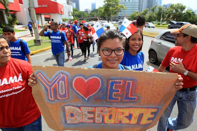 Más de un centenar de atletas de varias disciplinas marchan por las calles de Ciudad de Panamá. (Foto Prensa Libre: EFE)