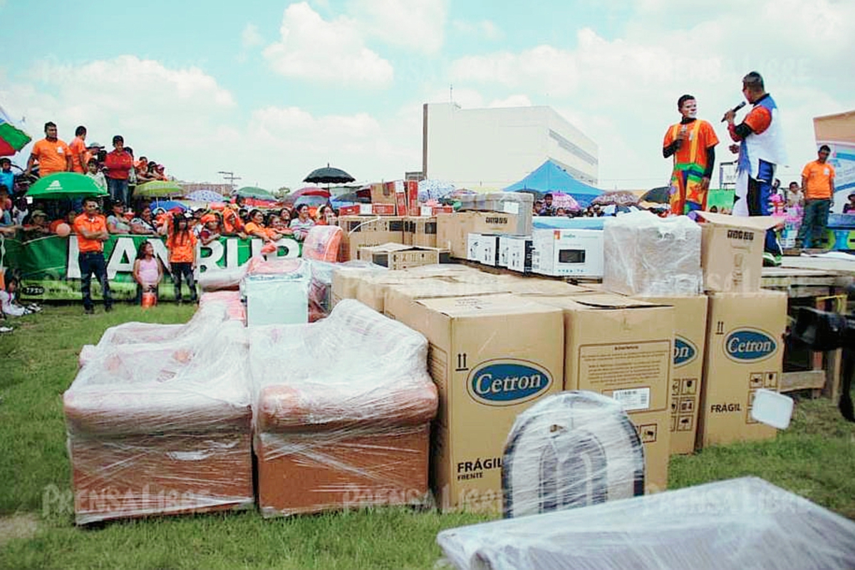 Augusto Gómez, alcalde de Huehuetenango, regala muebles y electrodomésticos durante el lanzamiento de su campaña. (Foto Prensa Libre: Mike Castillo)