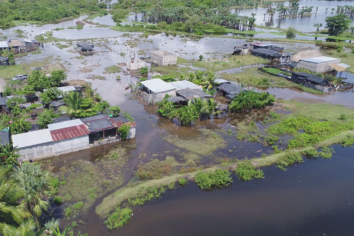 Las viviendas en Sipacate permanecen inundadas. (Foto Prensa Libre: Enrique Paredes)