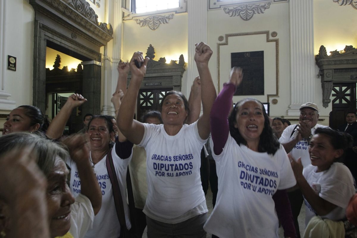 Vecinos de Sipacate, celebran la creación del nuevo municipio en el Congreso de la República. (Foto Prensa Libre: Esbin García)