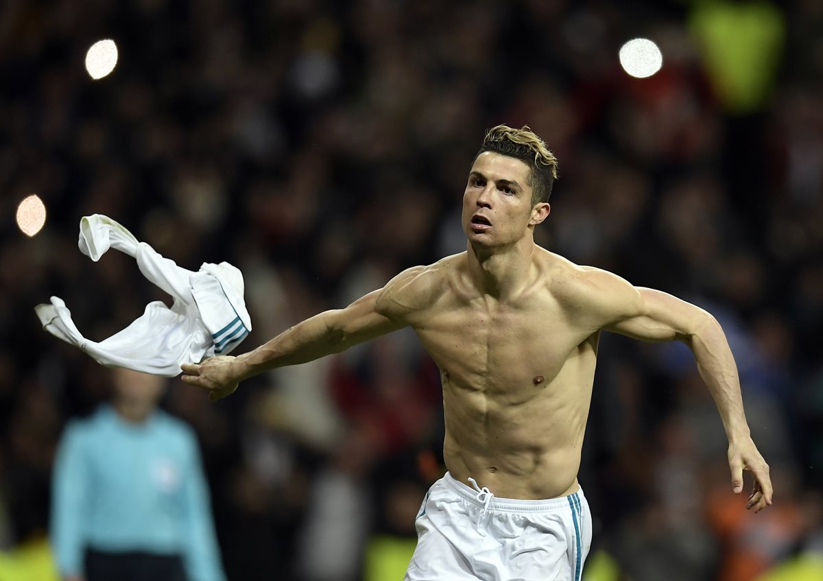 Cristiano Ronaldo celebró así el gol de la clasificación del Real Madrid a las semifinales de la Liga de Campeones de Europa. (Foto Prensa Libre: AFP)