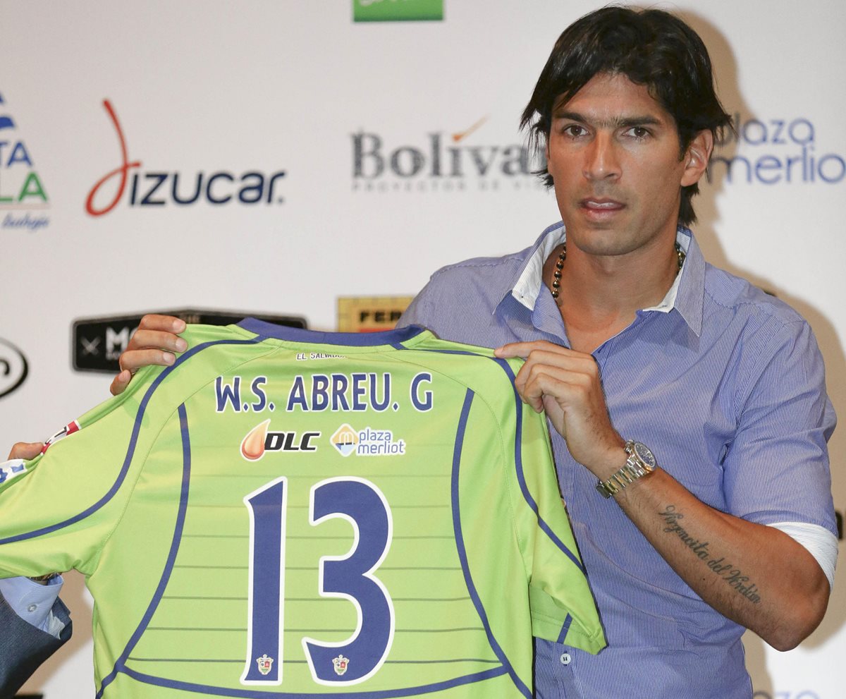 La presentación de Sebastián "Loco" Abreu como jugador del equipo Santa Tecla fue empañada por una polémica asociada al número 13 asociado a la Mara Salvatrucha (MS13) así como el 18 se vincula con la pandilla Barrio 18. (Foto Prensa Libre: EFE)
