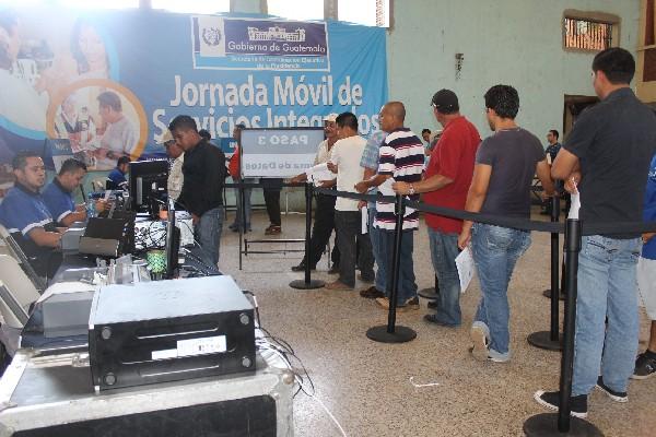 Personal de Jornada Movil atiende a vecinos en salón municipal de la ciudad de  Jutiapa.
