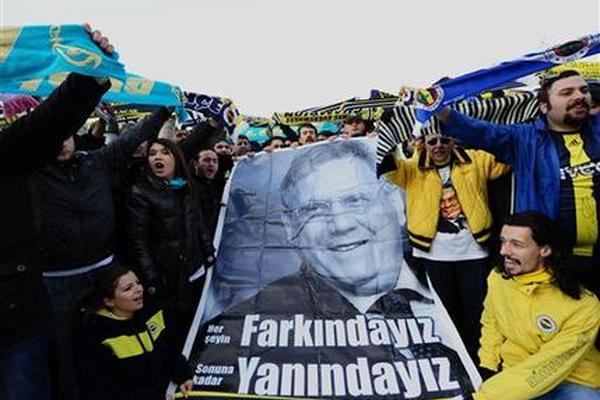 En esta foto de archivo del 20 de febrero de 2012, fanáticos del  Fenerbahce se concentran frente a un tribunal turco en apoyo de 93  sospechosos, incluido el presidente Aziz Yildirim, encarcelado y quien  figura en el póster, durante una audiencia sobre arreglos de resultados de partidos en la liga turca. (Foto Prensa Libre: AP)