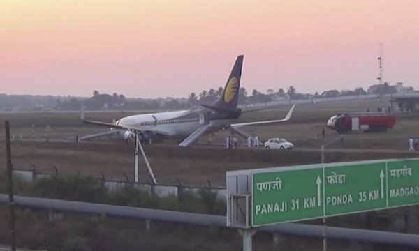 El avión de Jet Airways se salió de la pista del aeropuerto internacional de Goa. (Foto Prensa Libre: AP)