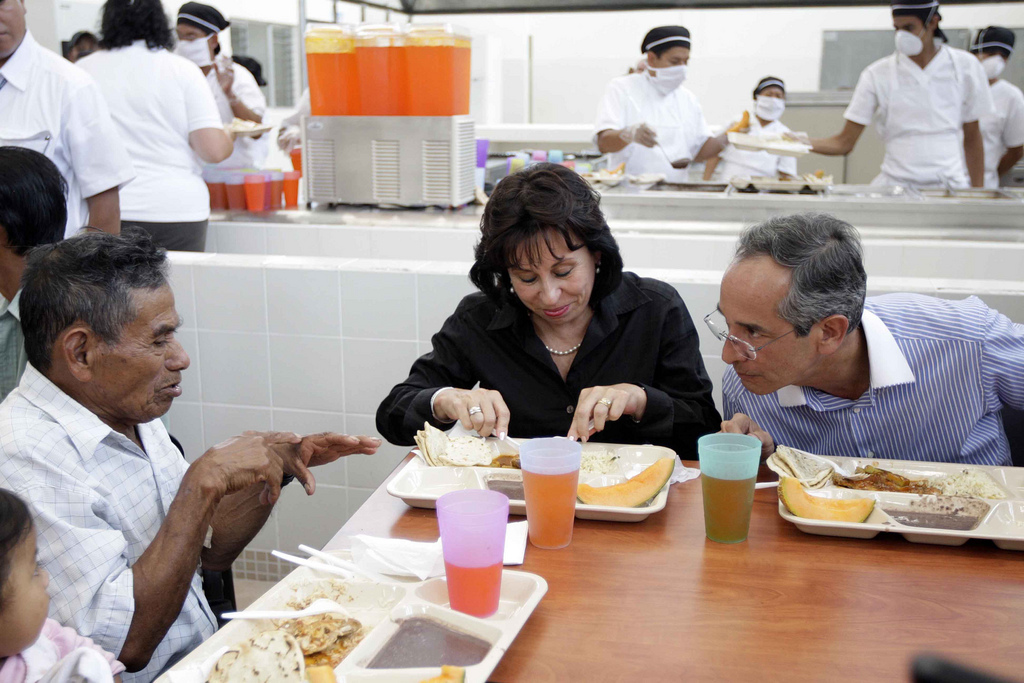 Álvaro Colom y la entonces primera dama, Sandra Torres, almorzando en un comedor solidario. (Prensa Libre Foto: AGN)