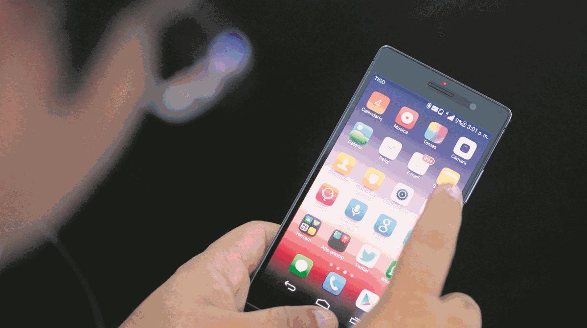 El gobierno propone un impuesto a la telefonía para captar más fondos para cubrir las necesidades del Estado. (Foto Prensa Libre: Hemeroteca PL)