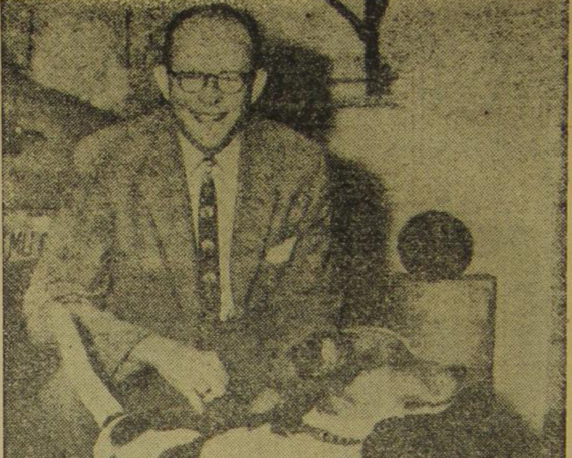 29/12/1960 El profesor Willard Libby, posa con su perro "Pimienta", después de haber obtenido el Premio Nobel de Química. (Foto: Hemeroteca PL)