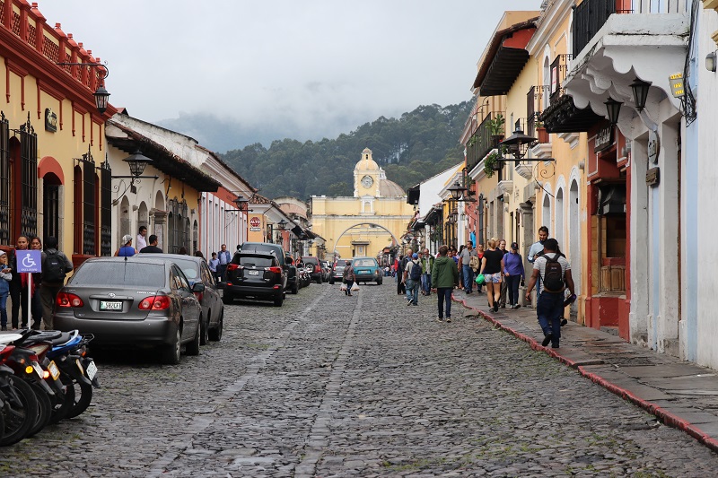 A partir de este fin de semana, la Calle del Arco de Antigua Guatemala será cerrada al tránsito vehicular, para que sea utilizada solo por peatones. (Foto Prensa Libre: Renato Melgar)