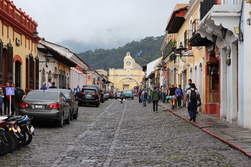 A partir de este fin de semana, la Calle del Arco de Antigua Guatemala será cerrada al tránsito vehicular, para que sea utilizada solo por peatones.  (Foto Prensa Libre: Renato Melgar)