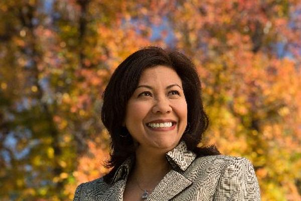 el entonces candidato presidencial Barack Obama —inserto— apoyó a Torres como asambleísta en 2008.