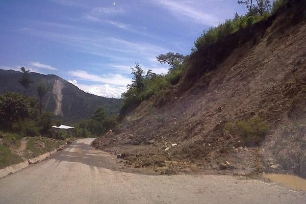 Derrumbe obstruye un carril en la Ruta Nacional  W7, entre Quiché y Alta Verapaz. (Foto Prensa Libre: Óscar Figueroa)<br _mce_bogus="1"/>