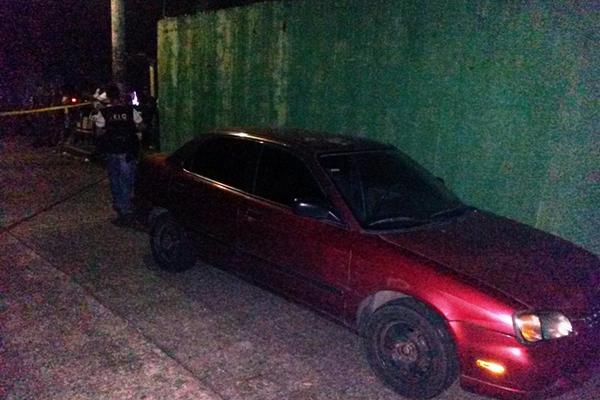 El vehículo abandonado por los delincuentes luego de atacar a tres policías en la colonia Santa Catarina, Siquinala, Escuintla (Foto Prensa Libre: Enrique Paredes)<br _mce_bogus="1"/>
