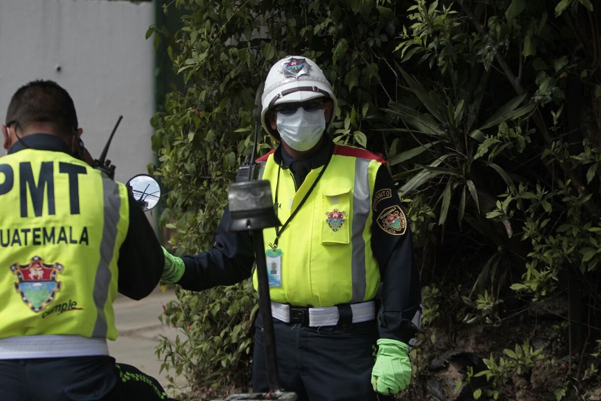 En la capital los agentes de la Policía de Tránsito usan mascarillas para prevenir enfermedades respiratorias. (Foto Prensa Libre: É. Ávila)
