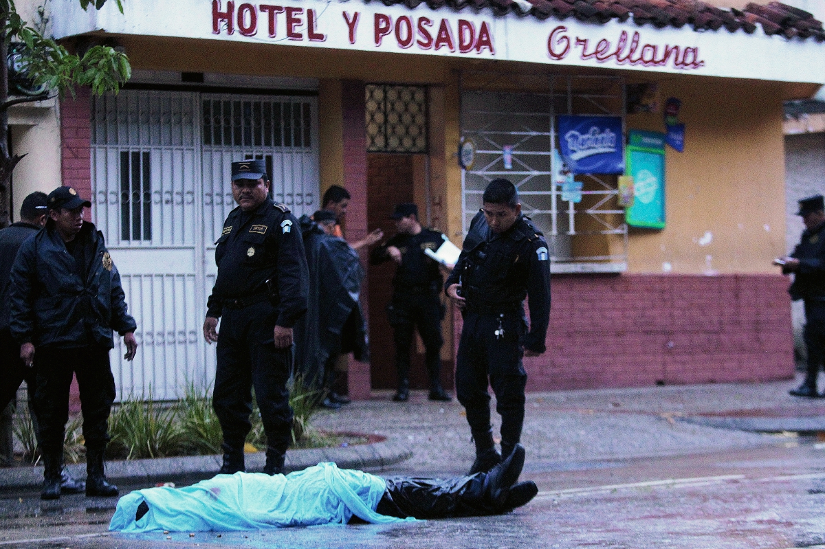 El incidente armado en la avenida Juan Chapin se produjo frente a un hotel. (Foto Prensa Libre: Esbin García)