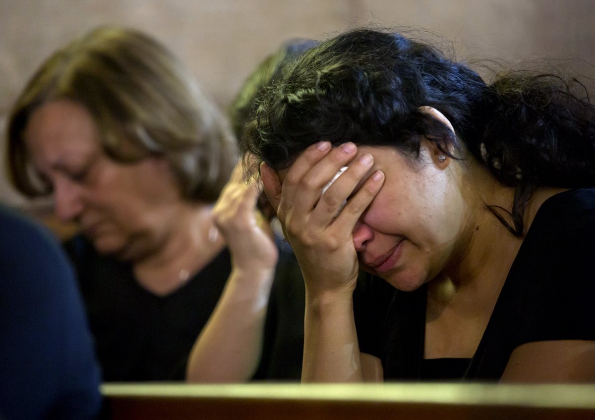 Familiares de las víctimas del avión siniestrado participan el domingo en un acto religioso en Egipto. (Foto Prensa Libre: AP).