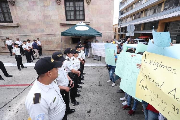 Manifestantes exigen mejoras para la Policía. (Foto Prensa Libre: Óscar Rivas)