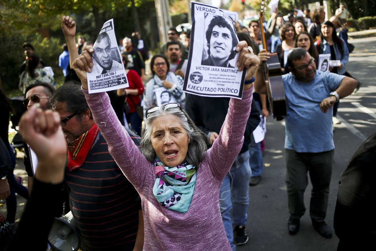 Cientos de activistas de Derechos Humanos en Chile, marcharon cerca de la casa del militar Edwin Dimter Bianchi, acusado por la muerte del cantaautor Víctor Jara. (Foto Prensa Libre: AP)