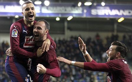 Jugadores del Eibar festejan después de haber anotado un gol contra el Granada. (Foto Prensa Libre: EFE).