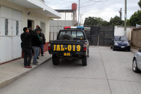 Los restos de Cleotilde Jiménez son ingresados a la morgue en una unidad de la PNC. (Foto Prensa Libre: Hugo Oliva)