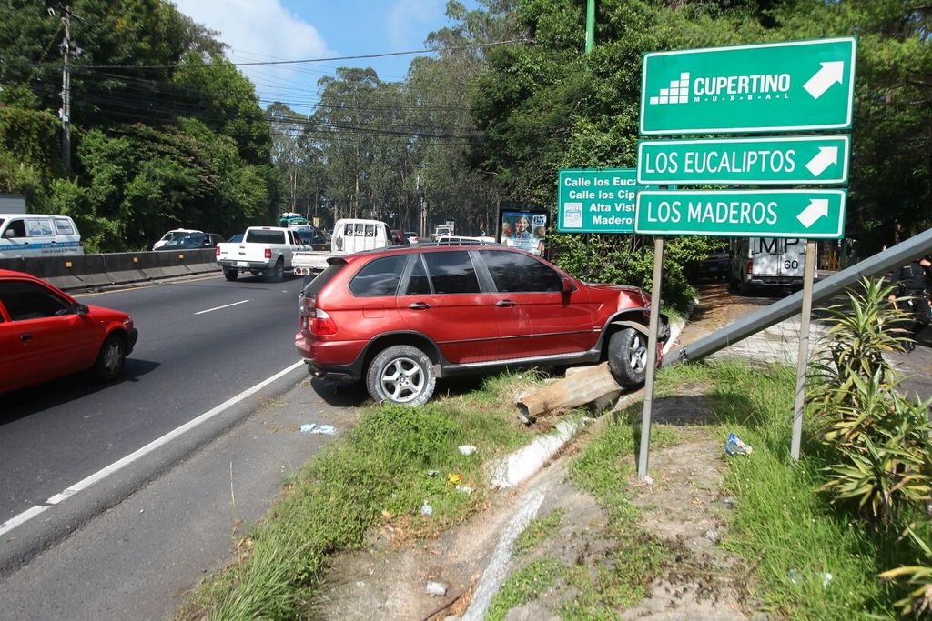 Vehículo en el que se conducía Juan Carlos Estevez cuando fue atacado a balazos en carretera a El Salvador. (Foto Prensa Libre: Alvaro Interiano)