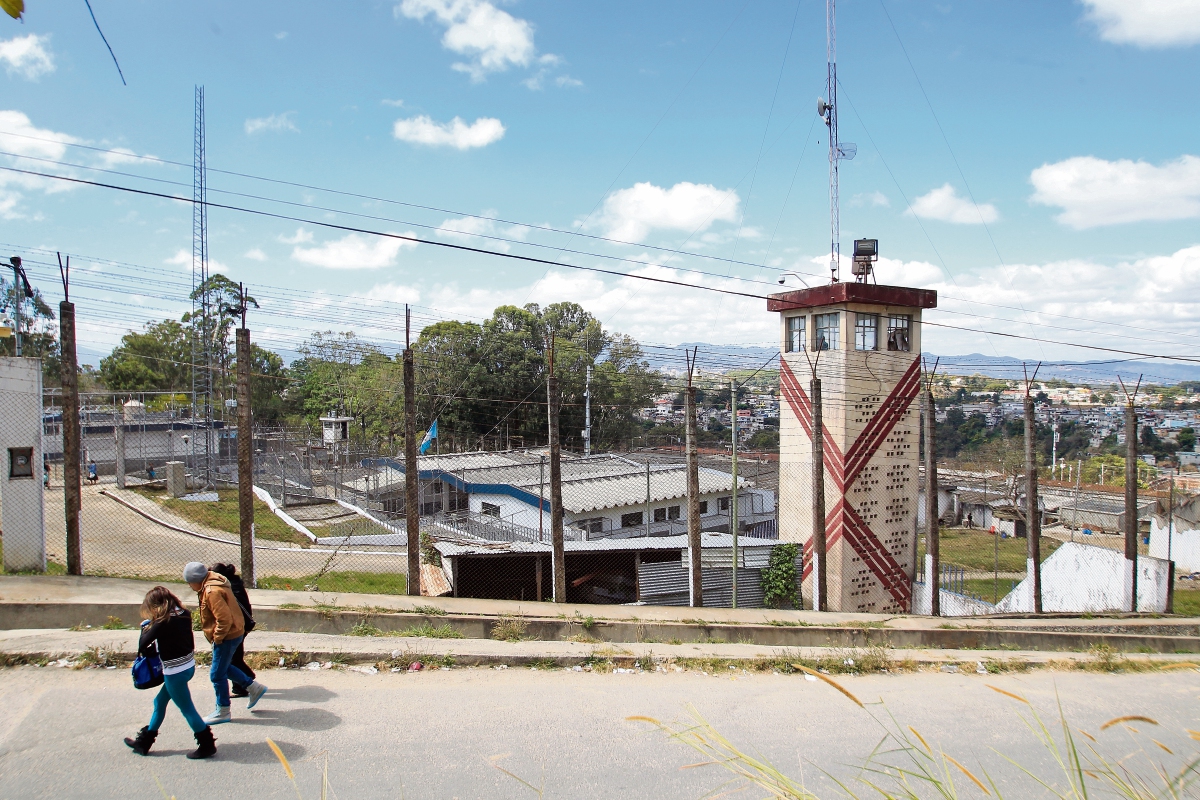 Telefónicas no pueden hacer uso de propiedades públicas, privadas ni comunales, dice sentencia de la CC. (Foto Prensa Libre: Hemeroteca PL)
