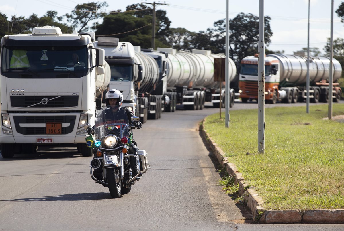 Varios camiones cisterna con combustible llegan al aeropuerto de Brasilia (Brasil). (EFE).