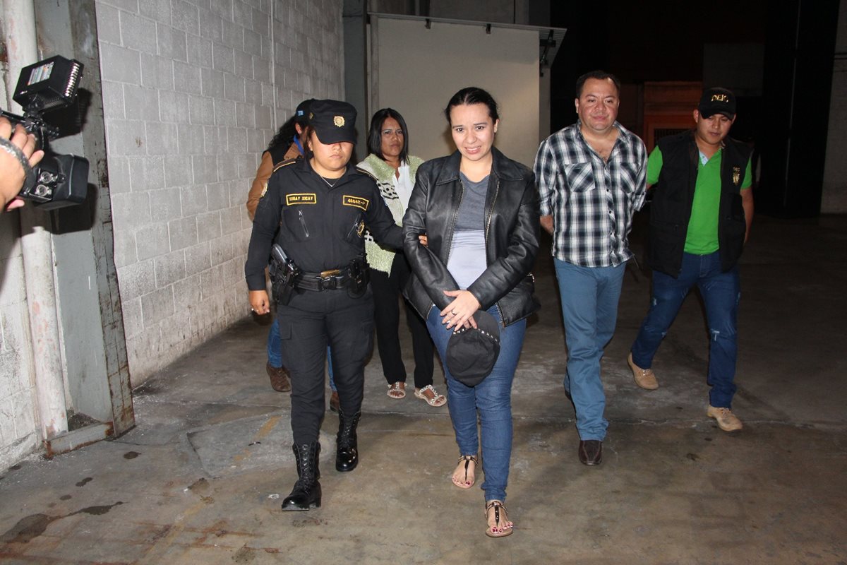 Los detenidos por trata de presonas son conducidos al juzgado de turno. (Foto Prensa Libre: Ministerio Público)