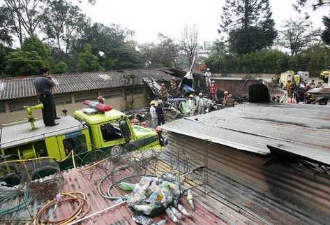 Cuerpos de socorro confirman la muerte de los pasajeros de la aeronave. (Foto Prensa Libre: Álvaro Interiano)