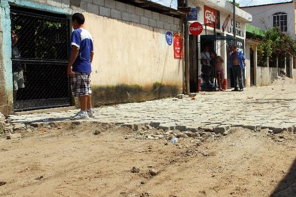 Casas se anegan cuando llueve, por trabajos paralizados, en Zacapa.