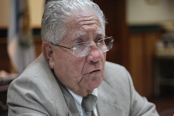 Álvaro Rolando Torres Moss ha ejercido el Derecho por más de 50 años (Foto Prensa Libre: Esbin García).<br _mce_bogus="1"/>