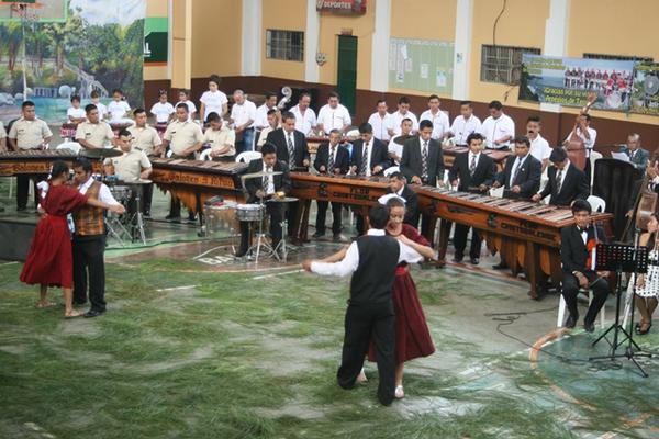 Jóvenes bailan al ritmo de las notas de un ensamble de marimbas en Tactic, Alta Verapaz. (Ángel M. Tax)<br _mce_bogus="1"/>