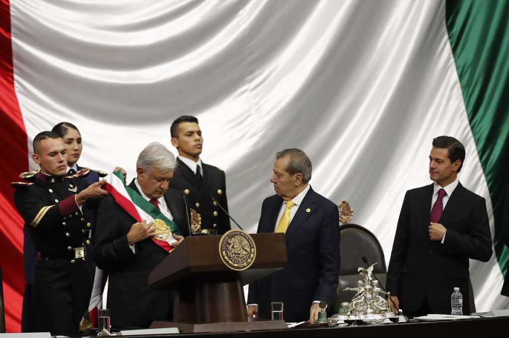 Andrés Manuel López Obrador asumió la presidencia de México este día en el Congreso de ese país.