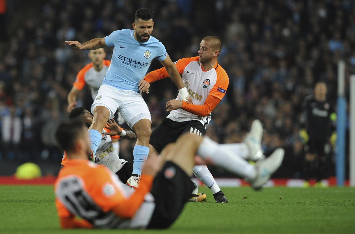 Sergio Agüero trata de ser detenido por Yaroslav Rakytskyy.