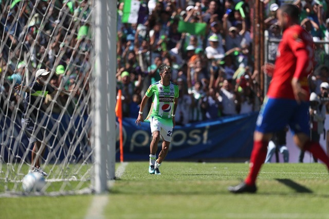 Alejandro Díaz celebra el gol del título para Antigua GFC. (Foto Prensa Libre: Francisco Sánchez)