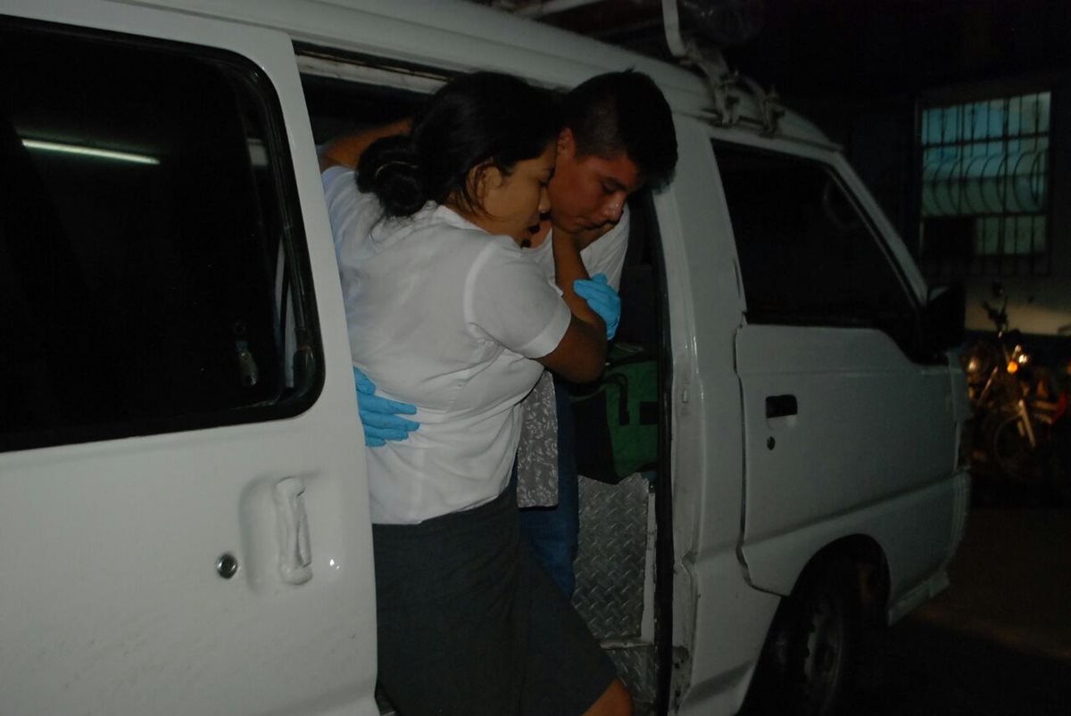 La estudiante herida es ingresada al hospital regional de Zacapa. (Foto Prensa Libre: Mario Morales.)