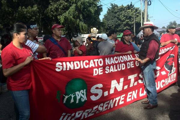 La marcha del Sindicato de Trabajadores de Salud, comienzó en el Hospital Roosevelt en zona 11. (Foto Prensa Libre: É Ávila)