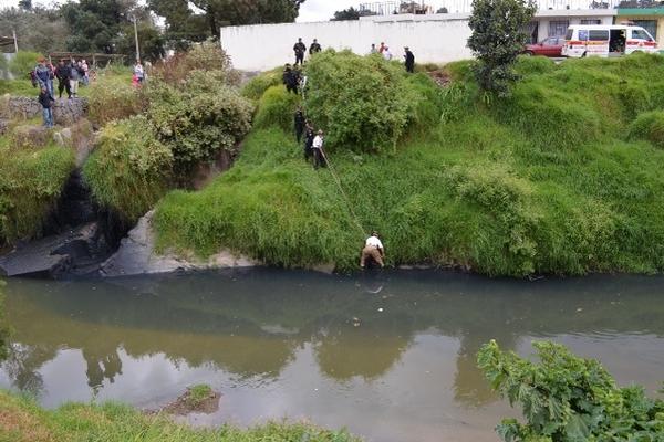 Bomberos rescatan a hombre que cayó a río Samalá. (Foto Prensa Libre: Edgar Domínguez)<br _mce_bogus="1"/>