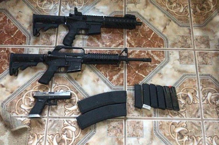 Armas de fuego incautadas el jueves último a los presuntos delincuentes capturados. (Foto Prensa Libre: MP)