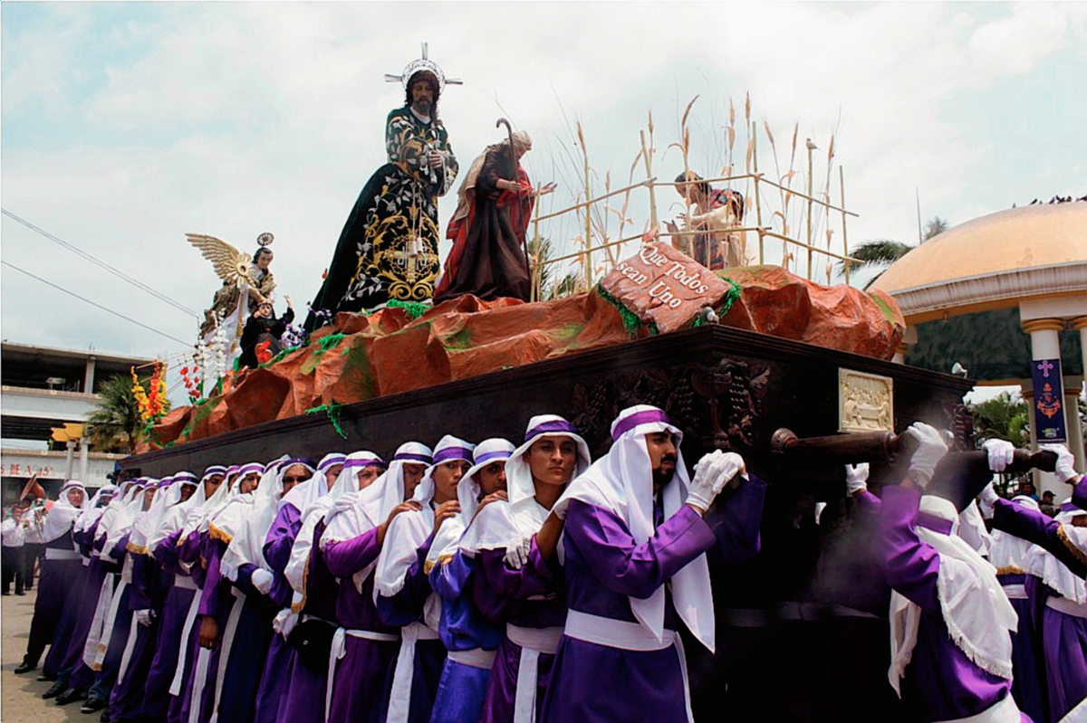 Procesión con la imagen de Jesús Nazareno recorre vías de la ciudad de Escuintla. (Foto Prensa Libre: Melvin Sandoval)