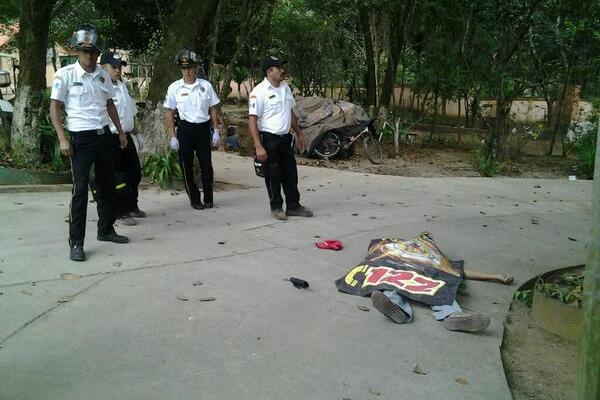 El presunto delincuente muerto. (Foto Prensa Libre: CBV)