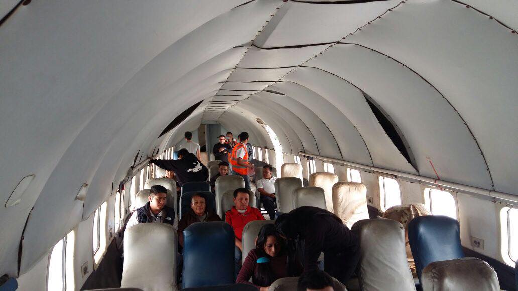 Supuestos pasajeros fueron tomados como rehenes durante el simulacro. (Foto Prensa Libre: DGAC Guatemala).