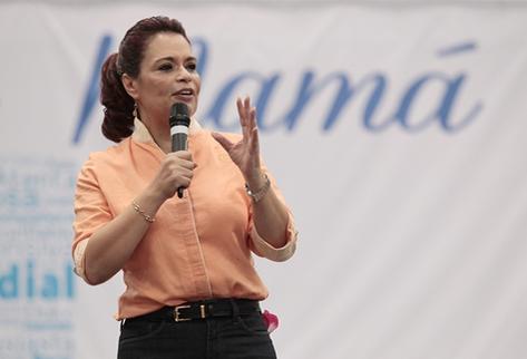 La vicepresidenta Roxana Baldetti participó en un festejo del Día de la Madre en el parque Erick Barrondo. (Foto Prensa Libre)