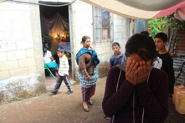 Familiares de la niña exigen justicia. (Foto Prensa Libre: Víctor Chamalé).