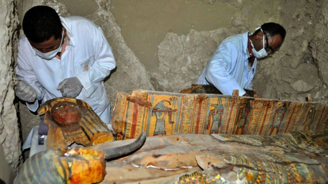 Los cofres funerarios conservaban su decoración y colores originales, que tienen su origen hace unos 3.500 años. AFP